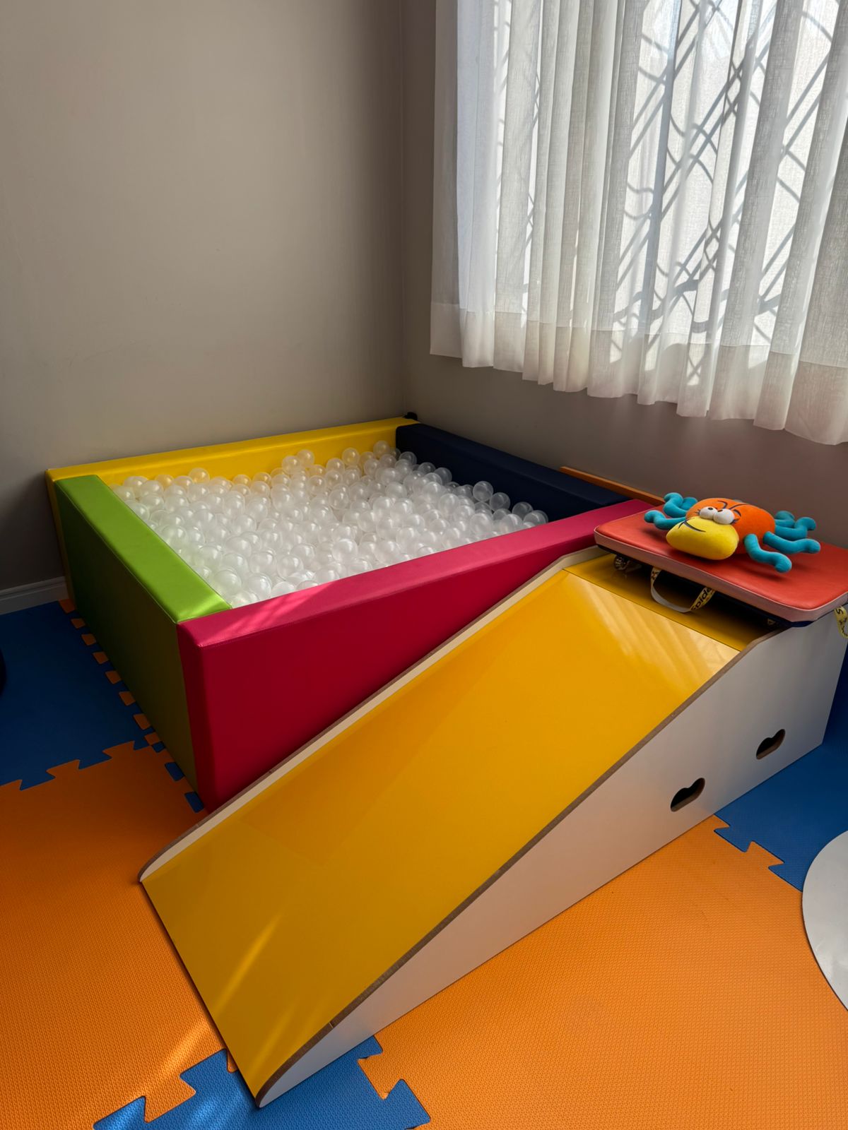 Recursos terapêuticos de Integração Sensorial: balanços, texturas e obstáculos